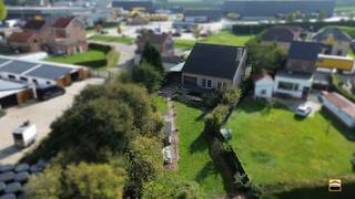<p><span>Grote villa met 5 (mogelijk 7) slaapkamers en een prachtig landelijk uitzicht langs </span></p><p><span>de verbindingsweg Borgloon - Sint-Truiden, (mogelijk als kangoeroewoning)</span></p><p><span> </span></p><p><span>Deze ruim bemeten woning heeft naast de goede ligging ook de mogelijkheid om als</span></p><p><span>kangoeroewoning te worden gebruikt, gezien er op de gelijkvloerse verdieping een ruim</span></p><p><span>bureau en een grote slaapkamer aanwezig zijn met ensuite badkamer. </span></p><p><span> </span></p><p><span>Op de eerste verdieping treffen we dan nog eens 5 grote slaapkamers aan alsook een </span></p><p><span>2e badkamer.</span></p><p><span> </span></p><p><span>De woning geniet een zeer aangename indeling. We onderscheiden het volgende:</span></p><p><span>Gelijkvloers:</span></p><p><span>Inkomhal met gastentoilet, grote bureauruimte, garage, ruime slaapkamer met ensuite </span></p><p><span>badkamer. Een leefkeuken die naadloos overloopt in de zithoek met kachel. Aansluitend </span></p><p><span>aan de keuken is er een overdekt terras. Zowel vanuit de zithoek als vanuit de keuken </span></p><p><span>heb je een zicht op de achterliggende tuin.</span></p><p><span>Eerste verdieping:</span></p><p><span>De ruime nachthal geeft toegang tot 5 ruime slaapkamers en een grote badkamer.Verder</span></p><p><span>is hier ook een berging aanwezig.</span></p><p><span> </span></p><p><span>Daarnaast beschikt de woning over een aangename tuin achteraan de woning en biedt de</span></p><p><span>kelder U meer dan voldoende opslagruimte.</span></p><p><span> </span></p><p><span>Op het vlak van technieken:</span></p><p><span>*De ramen zijn uitgevoerd in PVC met dubbele beglazing</span></p><p><span>*Pelletketel met waterboiler</span></p><p><span>*Geen verwarming op de eerste verdieping</span></p><p><span>*Regenwaterput 10 000 l</span></p><p><span> </span></p><p><span>Wenst U meer informatie over deze woning of een bezichtiging ter plaatse?<br />Contacteer ons via 012 26 22 05 of </span><span><span>info@hetimmohuis.be</span></span></p>