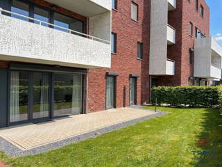 <p><span>SOUS OPTION Tubize, dans le quartier "Les Coteaux" apprécié pour son calme et sa situation centrale, bel appartement 2 chambres au rez de chaussée d'une jolie résidence récente avec ascenseur. L'appartement profite d'une grande terrasse et d'un jardin bien orienté. Il se compose d'un hall d'entrée carrelé avec vestiaire et toilette invités vers le beau séjour de 30 m² et sa jolie cuisine toute équipée. Accès vers la grande terrasse et le jardin bien orientés. Hall de nuit vers les 2 belles chambres carrelées de 12 et 11 m². Salle de douche. Buanderie. Vidéophone. Cave et emplacement de parking en option. Double flux. Accumulateurs électriques.Vidéophone. Électricité conforme. PEB A. Panneaux photovoltaïques. Faire offre à partir de 265.000€. Garage et cave en option. Infos et visites au 02/355.50.55. </span></p>