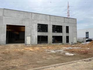 Wommelgem nieuwbouw magazijn van 720m² met kantoren verdeeld over 2 verdiepingen van 225m² in de industriezone van Wommelgem.<br />Modern magazijn met hoogte van +/- 9m.<br />Goed gelegen nabij het rondpunt in Wijnegem.<br /><br />- Magazijn 720m²<br />- Kantoor op 2 verdiepingen langs de straatkant van 225m²<br />- 1 ruime sectionaal poort van 4,5 op 5m<br />- Parkings