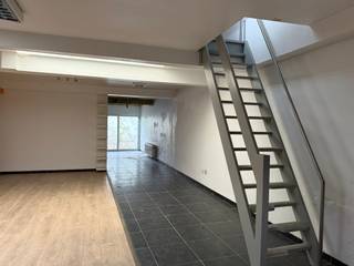 <p><span><strong><u>Vergund opbrengsteigendom met potentieel tot optimalisatie in hartje Wilrijk</u></strong></span></p><p><span><strong> </strong></span></p><p><span><span>Te midden van de handelskern van het bruisende Wilrijk kan u dit leuk opbrengsteigendom met toffe voorgevel terugvinden.</span></span></p><p><span><span> </span></span></p><p><span><span>Momenteel staat de handelsgelijkvloers leeg en biedt dit een unieke kans voor eigen gebruik of herontwikkeling. Er is namelijk een mogelijkheid voor een deel te ontpitten en de handelsgelijkvloers op te splitsen tussen een voorste gedeelte, een zalige patio tuin te maken en achteraan in het achterhuis nog iets fijn te maken. Er is momenteel langs de achterzijde ook nog een tuin aanwezig.</span></span></p><p><span><span> </span></span></p><p><span><span>Het betreft een vergund opbrengsteigendom dat begin 2000 werd gerenoveerd. Op de eerste verdieping bevindt zich een appartement met 2 slaapkamers en op de bovenste verdieping eentje met 1 slaapkamer.</span></span></p><p><span><span> </span></span></p><p><span><span>Huidige huuropbrengst van de appartementen: 870 euro + 830 euro. Klassieke residentiële huurovereenkomsten.. EPC 1ste verdieping: 20260224-0003806104-RES-1 (D-score) EPC 2de verdieping: 20250115-0003506010-RES-1 (D-score)</span></span><br /> </p><p><span><span> </span></span></p><p><span><span>Mits enkele renovatiewerken kan u dit gebouw herontwikkeling voor een stukverkoop of voor een uiterst interessant opbrengsteigendom voor de verhuur.</span></span></p><p><span><span> </span></span></p><p><span><span>Aarzel niet mij te contacteren op 0476/40.86.76 voor een bezoek.</span></span></p>