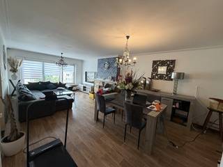 Ruim appartement van 111 m² met EPC B in Deurne<br /><br />Dit ruime appartement is gelegen op de 3de verdieping van een gebouw zonder lift en biedt heel wat mogelijkheden om naar eigen smaak in te richten of verder op te frissen.<br /><br />Bij het betreden van het appartement komt u terecht in een ruime inkomhal/gang die toegang geeft tot de verschillende ruimtes. Het appartement beschikt over een lichtrijke leefruimte, een keuken met toegang tot een klein balkon aan de voorzijde, een badkamer en een aparte WC.<br /><br />Aan de achterzijde bevinden zich twee ruime slaapkamers, die beide toegang geven tot een gesloten terras. Dit zorgt voor extra ruimte en comfort.<br /><br />Daarnaast beschikt het appartement over PVC-ramen met dubbele beglazing en een gunstig EPC-label B, wat een belangrijk pluspunt is.<br /><br />Het appartement is momenteel verhuurd, wat het ook interessant maakt als investering.<br /><br />De ligging is zeer interessant: nabij winkels, openbaar vervoer, scholen en belangrijke invalswegen.<br /><br />Troeven:<br /><br />* 111 m² bewoonbare oppervlakte<br />* EPC-label B<br />* Momenteel verhuurd<br />* 2 ruime slaapkamers<br />* Gesloten terras achteraan<br />* Klein balkon vooraan<br />* PVC-ramen met dubbele beglazing<br />* Badkamer en aparte WC<br />* Ruime indeling met veel mogelijkheden<br />* Goede ligging in Deurne<br /><br />Ideaal voor eigen bewoning of als investering.<br /><br />Voor meer informatie of het plannen van een bezoek mag u ons steeds contacteren via telefoon of e-mail.<br /><br />Tel.: +32 485 64 96 42<br />E-mail: Kuberainvest@icloud.com<br /><br />Geen makelaars, aub. Enkel rechtstreekse kandidaat-kopers.