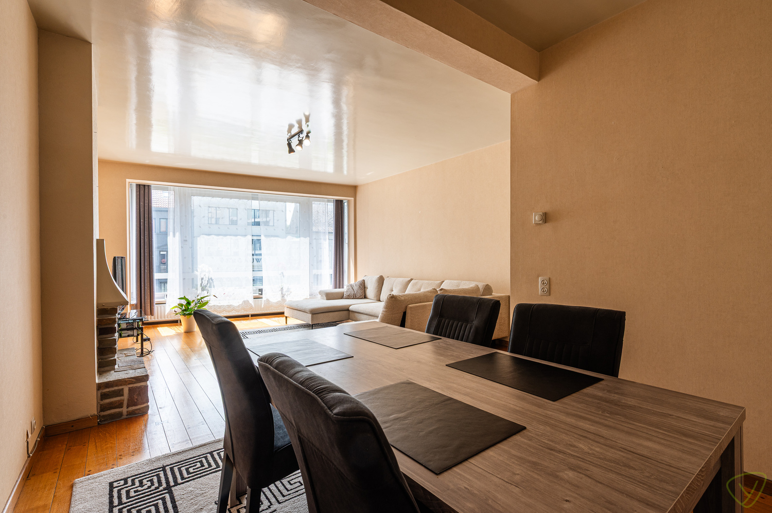 Centraal gelegen appartement met 2 slaapkamers in Eeklo met een zonnig terras. - foto 4