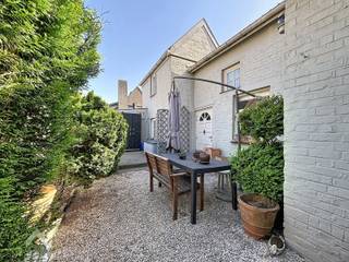 <p>Deze charmante hoekwoning geniet van een rustige ligging en biedt een aangename combinatie van comfort en functionaliteit. Op het gelijkvloers vindt u een gezellige leefruimte met een zit- en eethoek, ideaal om te ontspannen of gasten te ontvangen. Aansluitend bevindt zich de halfopen, geïnstalleerde keuken die zorgt voor een vlotte verbinding met de leefruimte. Verder beschikt de woning over een praktische berging met wasplaats en een handige kelder voor extra stockage. De gelijkvloerse badkamer is uitgerust met een douche, lavabo en toilet.</p>
<p>Buiten geniet u van een gezellige, onderhoudsvriendelijke tuin met een zijpoortje, wat zorgt voor een vlotte toegang en extra gebruiksgemak.</p>
<p>Op de verdieping bevinden zich drie volwaardige slaapkamers en een tweede badkamer met bad, lavabo en toilet. Via een trapluik bereikt u de zolder, die extra bergruimte biedt.</p>
Een ideale woning voor wie op zoek is naar een gezellige thuis op een rustige locatie, met alle nodige voorzieningen binnen handbereik.<br /><br />Extra troeven<br /><br />
<ul>
<li>rolluiken</li>
<li>2 badkamers</li>
<li>rustige ligging</li>
<li>onderhoudsvriendelijke tuin</li>
<li>ruime kelder</li>
</ul>
<br />Deze woning is te koop ZONDER makelaar via het concept van Smart Houses. Wenst u verdere inlichtingen of een bezoek? Contacteer rechtstreeks de eigenaar via 0486/84.19.57