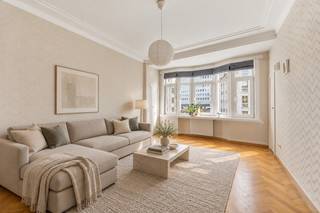 Bekijk alvast het gunstige EPC (B), conforme elektrische keuring, asbestinventaris, de videotour én het grondplan via de Wellimmo-site (documenten).<br /><br />Dit appartement bevindt zich in de befaamde Meirbuilding van architect Jos Baeyens, pal op het kruispunt van de Meir en de Huidevettersstraat, met zicht op de iconische Boerentoren, dé landmark van Antwerpen.<br /><br />Het appartement ademt de originele art-deco stijl en werd met zorg bewaard in zijn authentieke staat. De ruime leefruimte met prachtige natuurstenen schouw en originele visgraatparket zorgt voor een kararaktervol geheel. Dankzij de raampartijen met schitterend zicht en de royale plafondhoogte geniet u hier van veel licht en ruimte.<br /><br />De inkomhal met ingemaakte kasten geeft langs de rechterzijde toegang tot de keuken met aansluitend een inpandig terras van ca. 5 m², ideaal voor een aperitief of ochtendkoffie.<br /><br />Er zijn 2 volwaardige slaapkamers. De hoofdslaapkamer beschikt over een ensuite-badkamer met ligbad, wastafel en toilet. De 2de slaapkamer kan perfect dienstdoen als logeerkamer of bureau. Een 2de badkamer is voorzien van een douche, wastafel en toilet.<br /><br />Het appartement beschikt bovendien over dubbele beglazing en een privatieve kelderberging + fietsenberging.<br />De maandelijkse lasten bedragen 321€ incl verwarming, waterverbruik, syndicus, blokpolis, reservefonds, etc.<br /><br />Een authentiek en stijlvol appartement op toplocatie, voor wie houdt van wonen in het hart van de stad. Winkels, openbaar vervoer en parkeermogelijkheden liggen allemaal op wandelafstand.<br /><br />👉 Meer info of een bezoek: info@wellimmo.net of 03/225 00 68