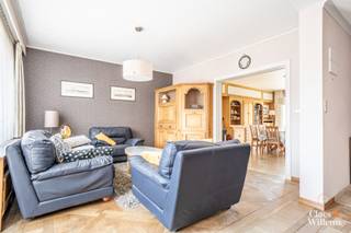 Cette spacieuse maison bel-étage à rénover bénéficie d’une situation particulièrement avantageuse, à deux pas du centre de Hal et de toutes ses commodités.

Au rez-de-chaussée, vous trouverez un vaste hall d’entrée donnant accès au garage, pouvant accueillir une à deux voitures. Ce niveau comprend également un WC avec lavabo et douche, ainsi qu’un espace de rangement ou une pièce polyvalente.

Le premier étage se compose d’un spacieux et lumineux séjour avec balcon, d’un WC séparé, d’une grande salle à manger et d’une cuisine indépendante. La salle à manger et la cuisine donnent toutes deux accès à la terrasse située à l’arrière.

Le deuxième étage comprend trois chambres ainsi qu’une salle de bains équipée d’une baignoire, d’un double lavabo et d’un WC.

La maison est entièrement sous-cavée et le jardin est également accessible via les caves. Grâce à son agencement pratique et à ses nombreux espaces, cette habitation convient parfaitement comme spacieuse maison familiale ou pour l’exercice d’une profession libérale.

Pas d’obligation de rénovation énergétique.