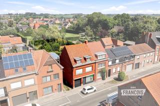 Gelegen in de Bruggestraat, in het centrum van Poperinge, biedt deze halfopen woning een uitzonderlijke opportuniteit voor wie op zoek is naar een renovatieproject of een interessante bouwgrond op een toplocatie. Dankzij de ruime perceeloppervlakte van 591 m² en een bewoonbare oppervlakte van maar liefst 214 m² zijn de mogelijkheden hier bijzonder veelzijdig.<br /><br />De woning verwelkomt je via de inkomhal en beschikt op het gelijkvloers over een inpandige garage, een woonkamer met mogelijkheid tot eetplaats, een keuken, diverse bergingen en koterijen en een badkamer met toilet. Op de eerste verdieping bevinden zich een nachthal, een ruime kamer, een slaapkamer, een tweede keuken en een extra badkamer. De tweede verdieping biedt nog verschillende kamers en een zolderruimte. Achteraan geniet je van een ruime, groene en volledig omheinde tuin. De praktische zij-uitweg langs de woning vormt een absolute meerwaarde, ideaal voor tuinwerken of renovatiewerken. Dankzij de centrale ligging in Poperinge bevinden winkels, scholen en andere voorzieningen zich op wandelafstand.<br /><br />Ben je op zoek naar een ruime woning te koop in Poperinge met tal van mogelijkheden? Contacteer Immo Francois voor een bezoek. Vanuit onze sterke aanwezigheid in Poperinge begeleiden we je graag persoonlijk bij de ontdekking van dit unieke eigendom.<br /><br />Denk je eraan om je woning in Poperinge te verkopen? Neem vrijblijvend contact op met Manon van Immo Francois in Poperinge voor een gratis schatting via manon@immofrancois.be.<br /><br />