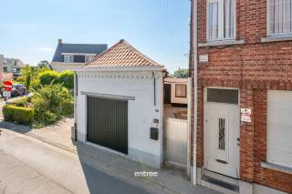 Deze recent gerenoveerde woning in Lebbeke combineert authentieke charme met moderne voorzieningen. Gebouwd in 1930, biedt deze woning een bewoonbare oppervlakte van 133 m² op een perceel van 530 m². Dankzij de grondige renovatie behaalt het pand een uitstekend EPC-score van 112 B en is het volledig asbestvrij.<br /><br />De mooie open keuken is voorzien van alle comfort. Ook de badkamer mag er zijn, een ruim bad, douche en badkamermeubel zorgen voor een relax gevoel. De woning beschikt over twee ingerichte kamers, maar heeft als troef dat er nog twee extra kamers kunnen voorzien worden in de zolderruimte. Ook is er een garage aanwezig, ideaal voor bergruimte en parkeren. <br /><br />Buiten geniet u van een ruim en zonnig terras en een grote tuin die perfect is voor tuinliefhebbers. Hier heeft u alle ruimte om te ontspannen of zelf te tuinieren, wat deze woning extra aantrekkelijk maakt voor wie van buitenleven houdt.<br /><br />Voor een afspraak neem contact op met Alain op het nummer 0475/51-46-63 of via mail adj@entree.be