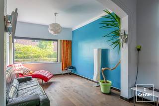 Op zoek naar een woning met potentieel op een rustige en groene locatie nabij Gent? Deze <strong>karaktervolle woning </strong>in de Amandelboomlaan te Mariakerke biedt een uitstekende basis voor wie graag een woning volledig <strong>naar eigen smaak wil renoveren</strong>.<br /><br />Binnenkomend via de inkomhal vinden we een <strong>gezellige woon- en eetkamer</strong>. Verder bestaat het gelijkvloers uit een keuken, badkamer en veranda. Een kleine <strong>kelderberging </strong>zorgt voor extra praktische opbergruimte. Op de eerste verdieping bevinden zich <strong>drie slaapkamers</strong>, waardoor de woning verschillende mogelijkheden biedt voor een gezin, thuiswerk of hobbyruimte. Daarnaast beschikt de woning over een gezellige <strong>zuidwest georiënteerde tuin </strong><strong> </strong>en een praktische oprit met <strong>garage</strong>. <br /><br />Wenst u graag een bezoek in te plannen? Contacteer Laura via <strong>0492 07 26 62</strong> of <strong>laura@convas.be</strong>