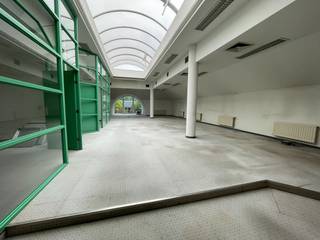 Fantastisch gelegen instapklaar kantoor met een oppervlakte van 932 m² te koop (oppervlaktes mogelijk tussen 343 m² tot 1.862 m²). Dit betreft een recent gerenoveerd gebouw met drie verdiepingen met een uitstekende zichtbaarheid. Opsplitsbare ruimtes. Het kantoor is voorzien van airco, vasttapijt, kabelgoten, verlaagde plafonds en een garagepoort.<br /><br />Op de site is er een ruime parking aanwezig. Het gebouw is gelegen nabij de afrit 18 van de R0. Tevens vlot bereikbaar met het openbaar vervoer: het station van Ruisbroek situeert zich op wandelafstand. In de omgeving zijn er tal van bushaltes. <br /><br />Contacteer <strong>PANORAMA B2B </strong>voor meer informatie of een bezoek ter plaatse via <strong>0477 09 00 09.</strong>