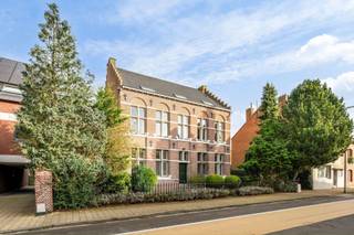 In het centrum van Essen, zeer gunstig gelegen, monumentale, riante voormalige pastorijwoning met dubbele garage en grote tuin op circa 2.129...
