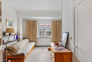 Gelegen op de derde verdieping van residentie Mistral geniet u van een open, lichtrijke studio. Dankzij de centrale ligging op wandelafstand van het strand, de winkels en horecagelegenheid bevindt deze studio zich op een toplocatie.<br /><br />De studio is niet renovatie-plichtig en beschikt over volgende indeling:<br />Inkom met ruime, open leefruimte, slaaphoek, aparte keuken en badkamer met douchecabine.<br /><br />Troeven:<br />Toplocatie<br />Geen renovatieplicht<br />Wandelafstand van de Zeedijk<br />Kleinschalige residentie<br />Privatieve kelderberging