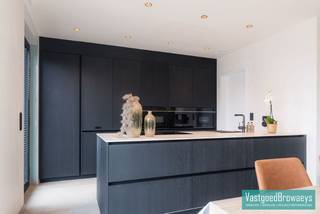 Deze energiezuinige en duurzame nieuwbouw woning kan u nog tot 30 juni 2025 aankopen aan het btw tarief van 6% indien u hier mee in aanmerking komt. <br /><br />Kwaliteit staat hier hoog aangeschreven en u kunt deze woningen niet zo maar vergelijken met een sleutel op de deur. De gepresenteerde foto's zijn van een reeds opgeleverde woning maar u kunt zelf naar eigen smaak u droomwoning inrichten. Wij geven u de garantie dat alles zal afgewerkt zijn tegen 30juni 2025. <br /><br />Bezoekdag gaat door op 22/03/2025 van 10 tot 11u, kom vrijblijvend langs.