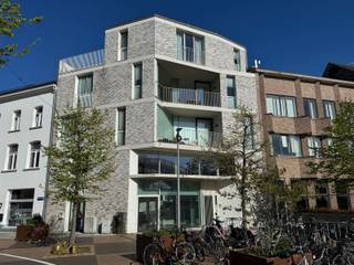 Magnifique appartement de 2 chambres avec vue sur la place de la gare !Découvrez ce magnifique appartement neuf situé dans le centre de Malines, à proximité de tous les commerces et de la gare.L'appartement comprend un salon spacieux et lumineux, une cuisine semi-ouverte, une salle de bains et 2 chambres. Il dispose également d'une belle terrasse offrant une vue magnifique.Disponible immédiatement.