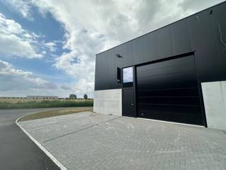 Nieuwbouw KMO-unit te huur met een oppervlakte van 152,25 m² en 2 privatieve parkeerplaatsen te huur. De casco magazijnruimte (brandklasse C) is...