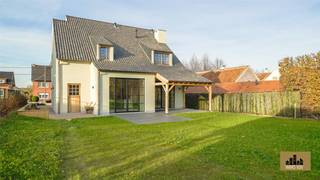 Op zoek naar een ruime, hedendaagse woning waar comfort, kwaliteit en energiezuinig wonen samenkomen? Deze moderne villa uit 2019 beschikt over een bewoonbare oppervlakte van 299 m² en is gelegen op een mooi perceel van 15 are 33 centiare. Dankzij de hoogwaardige afwerking, de doordachte indeling en het gunstige EPC-label B (119 kWh/m²) is dit een instapklare gezinswoning die klaar is voor de toekomst.<br /><br />De woning bevindt zich in een rustige, residentiële omgeving, terwijl alle dagelijkse voorzieningen zich op korte afstand bevinden. Winkels, scholen, openbaar vervoer en het centrum van Alken zijn vlot bereikbaar. Ook de verbindingen naar Hasselt, Sint-Truiden en de E313 zorgen voor een uitstekende mobiliteit.<br /><br /><strong>Indeling</strong><br /><br />Bij het betreden van de woning komt u in een ruime inkomhal met gastentoilet. Van daaruit bereikt u de volledig ingerichte leefkeuken met gezellige eetplaats, die naadloos aansluit op de lichtrijke leefruimte. De woonkamer biedt een aangename leefomgeving en wordt aangevuld met een afzonderlijk bureau, ideaal voor wie regelmatig van thuis uit werkt.<br />Daarnaast beschikt het gelijkvloers over een praktische berging. Er zijn bovendien reeds water- en afvoeraansluitingen voorzien, waardoor eenvoudig een extra badkamer kan worden ingericht. In combinatie met de bestaande bureauruimte kan zonder grote verbouwingswerken een slaapkamer met badkamer op het gelijkvloers worden gerealiseerd. Hierdoor leent de woning zich perfect tot levenslang en comfortabel wonen.<br />De eerste verdieping omvat drie ruime slaapkamers, twee volledig uitgeruste badkamers en een apart toilet. De master bedroom beschikt over een royale dressing en een ensuite badkamer met ligbad, inloopdouche, dubbele wastafel en toilet. De tweede badkamer is uitgerust met een douche en dubbele wastafel en biedt alle comfort voor de overige slaapkamers.<br /><br /><strong>Buitenruimte</strong><br /><br />De aangelegde tuin vormt een heerlijke plek om te ontspannen en sluit aan op een ruim overdekt terras waar u in alle seizoenen van het buitenleven kunt genieten. Verder is er een praktisch tuinhuis aanwezig. De woning beschikt niet over een kelder.<br /><br /><strong>Afwerking</strong><br /><br />Doorheen de volledige woning werd gekozen voor kwalitatieve en duurzame materialen. Op het gelijkvloers zorgen getrommelde travertintegels in de inkomhal, keuken, eetruimte, berging en het gastentoilet voor een tijdloze uitstraling. De woonkamer en bureauruimte zijn afgewerkt met een elegante parketvloer, terwijl de trap werd uitgevoerd in natuursteen.<br />Ook op de verdieping werd dezelfde kwaliteitslijn doorgetrokken. De slaapkamers, dressing, nachthal en het afzonderlijke toilet zijn voorzien van parket, terwijl de badkamers stijlvol werden afgewerkt met travertintegels.<br />De keuken is volledig uitgerust met alle hedendaagse comfort, waaronder een koelkast, diepvriezer, combi-oven, vitrokeramische kookplaat en dampkap. Dankzij de geïntegreerde eetruimte vormt ze een gezellige ontmoetingsplaats voor het hele gezin.<br />Deze villa biedt een unieke combinatie van ruimte, wooncomfort, kwalitatieve afwerking en energiezuinigheid. De flexibele indeling, met de mogelijkheid om gelijkvloers te wonen, maakt deze eigendom bovendien bijzonder toekomstgericht en geschikt voor uiteenlopende woonbehoeften.