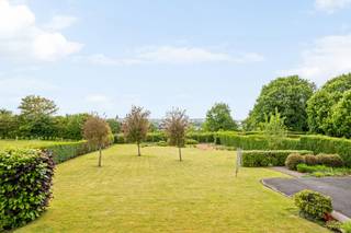 <p>Op een rustige en groene ligging in Oudenaarde bevindt zich deze vrijstaande woning met open zicht op de omliggende natuur. De woning combineert ruimte, comfort en een flexibele indeling, wat ze bijzonder geschikt maakt voor gezinnen of wie wonen en werken wil combineren.<br /><br />Wat maakt dit pand uniek?<br />Op het gelijkvloers word je verwelkomd in een ruime inkomhal met gastentoilet. Links bevindt zich een apart bureau met ingemaakte kasten, ideaal voor thuiswerk of een zelfstandige activiteit. Rechts ligt de ruime leefruimte met open haard en eetplaats, waar gezelligheid centraal staat. Aansluitend is er de keuken en een veranda die zorgt voor extra licht en een aangename verbinding met de tuin.<br /><br />De woning telt vier slaapkamers, waarvan elke kamer (met uitzondering van de master bedroom) voorzien is van een eigen lavabomeubel. Verder is er een verzorgde badkamer.<br />Op het tweede verdiep bevindt zich bovendien een extra gezellige zit- of leefruimte met apart toilet, wat tal van mogelijkheden biedt als ontspanningsruimte, hobbyruimte of extra leefruimte. Daarnaast is er nog een zoldergedeelte en een praktische berging onder het schuine dak.<br /><br />De woning is volledig onderkelderd en beschikt over een garage met poort en meerdere aparte, gemetste bergingen, ideaal voor stockage, provisieruimte of hobby’s.<br /><br />Voor wie is dit ideaal?<br />Deze woning is ideaal voor gezinnen, thuiswerkers of zelfstandigen die op zoek zijn naar een ruime, karaktervolle woning met veel praktische ruimtes, gelegen in een rustige en groene omgeving met toch een vlotte bereikbaarheid.</p>