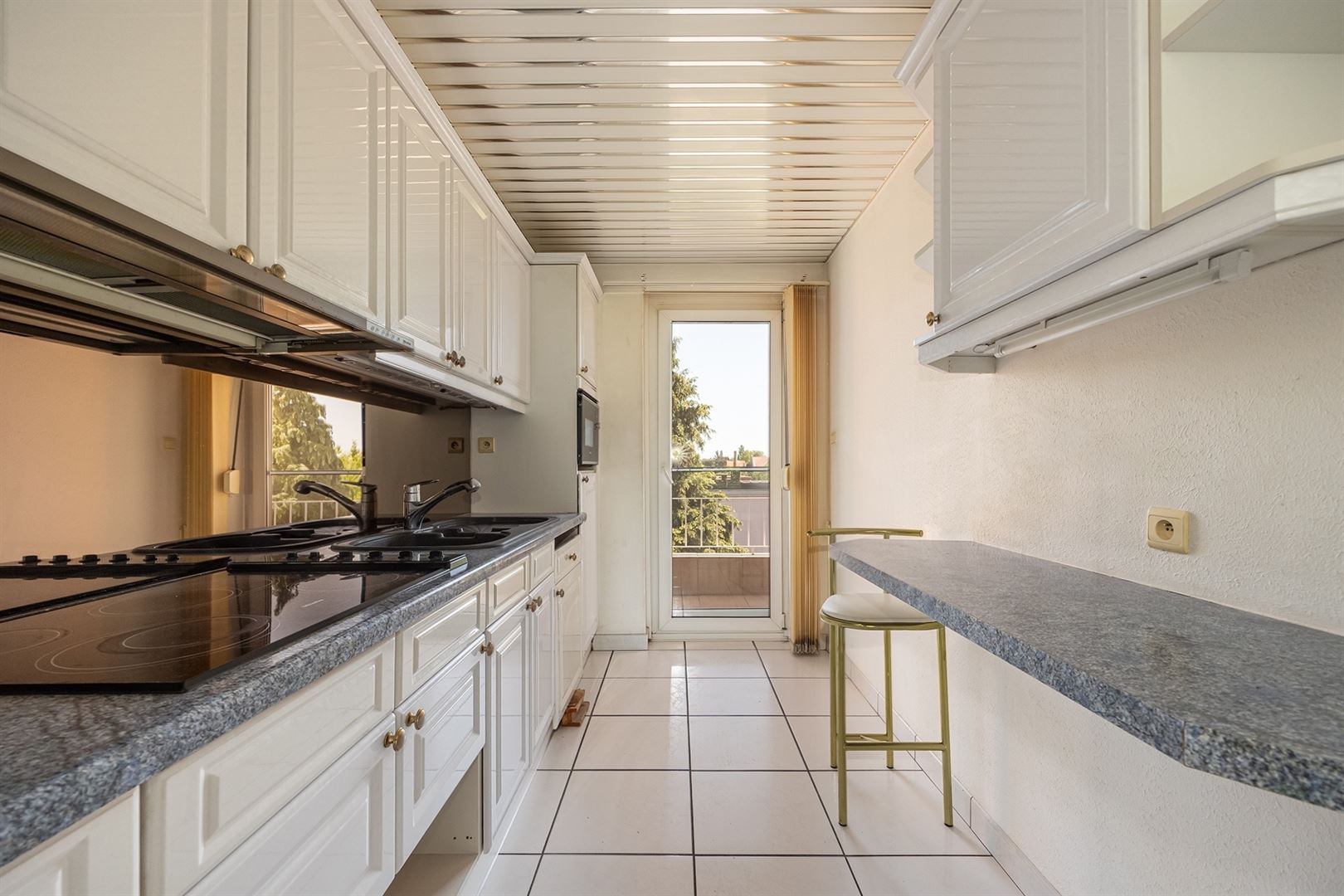 Ruim appartement met 2 slaapkamers, dressing en terras - foto 4