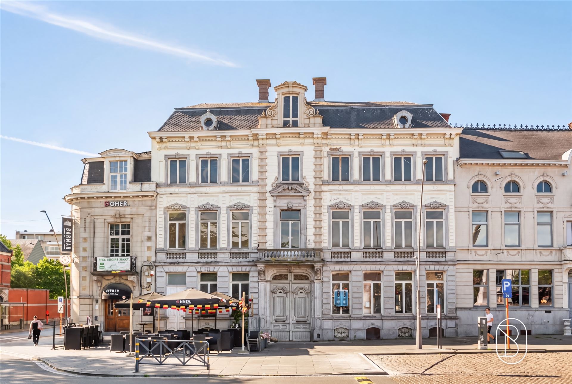Statige herenwoning (1.000 m²) op de Markt in Ronse - foto 1