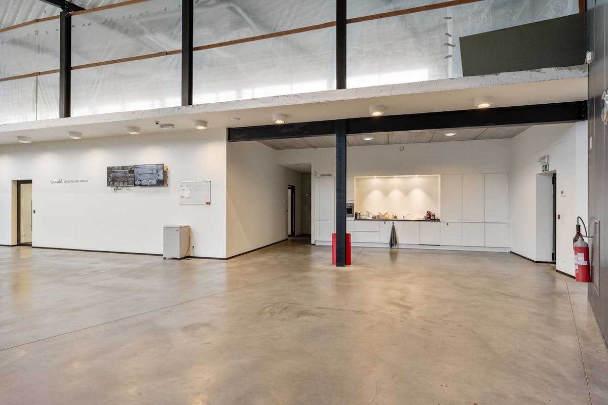 Bâtiment commercial moderne avec panneaux solaires et connectivité haut de gamme à Genk - photo 4