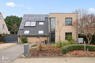 Deze energiezuinige woning van ca. 250 m² is gelegen op een perceel van ca 13a, in een rustige straat met open zicht op agrarisch gebied, wat...