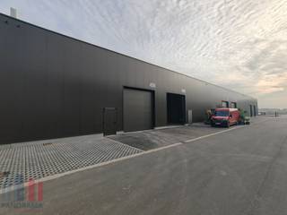Nieuwbouw KMO-unit met een oppervlakte van +/- 308m² en minstens 1 privatieve parkeerplaats te koop. Het casco magazijn is opgebouwd uit...