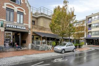 Dit instapklare horecapand te koop is een uitstekende kans voor wie wil investeren in hoogwaardig bedrijfsvastgoed. Het pand huisvest momenteel Brasserie Marbre en bevindt zich in de bruisende Roeselaarsestraat te Izegem.<br /><br />Het horecapand is gelegen op een commerciële locatie in het centrum van Izegem, in de regio rond de winkelstraat en nabij het station. Vlotte verbinding naar de N36 en de op- en afrit van de E403.<br /><br />Indeling en specificaties<br /><br />- Horecaruimte/bistro: ca. 134 m²<br /><br />- Volledig ingericht<br /><br />- Professionele keukeninrichting en sanitaire voorzieningen<br /><br />- Optioneel: bovenliggend appartement aan te kopen<br /><br />Troeven<br /><br />- Interessante investeringsopportuniteit met een bruto rendement van 6,93%<br /><br />- Overname voor eigen gebruik is bespreekbaar<br /><br />- Goede visibiliteit in een drukke wandel- en winkelstraat te Izegem<br /><br />- Mogelijkheid tot uitbreiding met het bovenliggende appartement<br /><br />Dit veelzijdige horecapand biedt een vast rendement voor investeerders, maar vormt eveneens een mooie kans om een eigen zaak te starten te Izegem.<br /><br />Bent u op zoek naar bedrijfsvastgoed bestaande uit een horecapand te koop in Izegem? Aarzel dan niet om ons te contacteren op het nummer 051 21 22 23.<br /><br />Bestuursmaatregelen in het maatregelenregister: nee