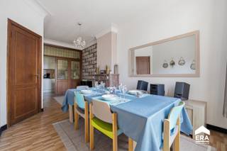 <p><strong>TE KOOP: Karaktervol eigendom te koop in het hartje van Ieper.</strong></p><p>In de historische stadskern van Ieper, op de geliefde Leet, bevindt zich deze woning met een adembenemend uitzicht op de iconische Lakenhallen en het vernieuwde plein. <span>Wie houdt van de historische charme van Ieper, de levendige binnenstad en de nabijheid van winkels, horeca en monumenten, zal zich hier meteen thuis voelen. Dit eigendom combineert een unieke ligging en karakter.</span></p><p>Deze instapklare woning straalt authenticiteit en gezelligheid uit. Met een bewoonbare oppervlakte van 146 m² beschikt ze over een sfeervolle leefruimte met charmante, authentieke elementen, een praktische keuken, gezellige buitenruimte, een ruime badkamer uitgerust met een ligbad, douche en toilet, <span>drie slaapkamers en extra zolderruimte</span>. Droge kelderverdieping aanwezig!</p><p><span>Een unieke opportuniteit voor wie op zoek is naar een </span><strong>karaktervol eigendom met een vergunde toeristische uitbating (voor 6 gasten) op een absolute toplocatie</strong><span>. </span>Dankzij de uitstekende beoordeling van maar liefst 9,8/10 geniet dit eigendom van een sterke reputatie en vormt ze een bijzonder interessante investering met onmiddellijk rendement.</p><p>Bovendien zijn er gratis parkeermogelijkheden in de directe omgeving, wat het comfort voor bewoners en bezoekers aanzienlijk verhoogt.</p>