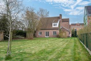 Deze ruime en te renoveren landelijke villa biedt een unieke kans voor wie op zoek is naar een karaktervolle woning met tal van mogelijkheden. Op...