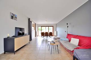 Deze goed onderhouden woning met 3 slaapkamers en tuin treffen we in een doodlopende straat in het centrum van Berchem, deelgemeente van Kluisbergen! Goed gelegen, met tal van voorzieningen in de buurt en een vlotte bereikbaarheid. <br /><br />De <strong>indeling</strong> van de woning is als volgt: We betreden de woning langs de inkomhal met een apart gastentoilet. Aan onze rechterzijde hebben we de ruime woonkamer, die in verbinding staat met de keuken. Verder is er op het gelijkvloers nog een ruime garage en wasplaats, van hieruit is tevens een toegang voorzien naar de ruime tuin. Praktisch is dat de <strong>tuin ook bereikbaar is vanuit de achterliggende straat</strong>.<br /><br />Op de eerste verdieping zijn er <strong>3 slaapkamers </strong>aanwezig, een apart toilet, kleine berging en een badkamer voorzien van wastafel, inloopdouche en ligbad. Verder is er nog een bergzolder aanwezig.<br /><br />Nog even <strong>alle kenmerken </strong>op een rijtje:
<ul>
<li>Bouwjaar 2005</li>
<li>3 slaapkamers</li>
<li>Praktische uitweg achteraan de tuin</li>
<li>Gunstige attesten: EPC B & conforme elektrische installatie</li>
</ul>
Meer info? Contacteer Kyamo De Smet: 0479 06 13 71 of kyamo@immoroman.be
