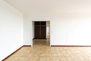 Locatie<br /><br />Op zoek naar een ruim appartement op een centrale locatie in Berchem? Dit appartement aan de Frans De Vriendtstraat geniet van een uitstekende ligging, vlak bij winkels, scholen, openbaar vervoer, parken en de belangrijkste invalswegen. Bovendien bereik je het stadscentrum in een mum van tijd.<br /><br />Indeling<br /><br />Het appartement is gelegen op de dertiende verdieping en beschikt over een doordachte indeling. Via de inkomhal met vestiairekast kom je in de lichtrijke leefruimte. De keuken is apart. Verder zijn er drie volwaardige slaapkamers, een badkamer, een nachthal en een apart gastentoilet.<br /><br />Een absolute troef is het ruime, overdekte terras van maar liefst 18 m² met een gunstige zuidoostoriëntatie. Het terras is bereikbaar via de schuiframen in de leefruimte en via de deuren in de keuken en twee van de slaapkamers, waardoor je optimaal van de buitenruimte geniet.<br /><br />Bij het appartement horen bovendien een privatieve kelderberging, een gemeenschappelijke fietsenstalling. Daarnaast is er een ondergrondse autostaanplaats die verplicht mee aan te kopen is voor € 15.000<br /><br />Belangrijke troeven<br /><br />-Ruim appartement<br />- Groot terras<br />- Dak vernieuwd in 2018<br />- Fietsenstalling<br />- Mobiscore 9.7<br /><br />Verplichte vermeldingen <br />-EPC: 117 kwh/m²<br />- P-score: D<br />- G-score: C<br />-Stedenbouw in aanvraag