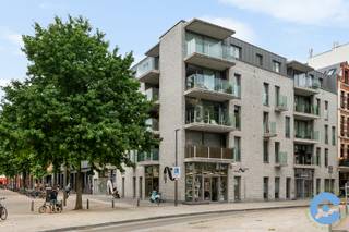 Zoekt u een recent, energiezuinig appartement tussen het Eilandje en de historische stad? Search no more!<br /><br />Dit ruim (116m2) instapklaar appartement is gelegen op de derde verdieping van een kleinschalige residentie. Op wandelafstand van het bruisende Eilandje en met zicht op het Falconplein.<br /><br />Via de ruime inkomhal met ingemaakte vestiairekasten bereikt u de open lichtrijke leefruimte met open ingerichte keuken. Aansluitend gaat de leefruimte naadloos over in het zuid gerichte terras van 9m2. <br /><br />Aan de rustige achterzijde van het appartement zijn er twee ruime slaapkamers (16m2 en 11m2) die beide uitkijken over de open binnentuin.<br /><br />De badkamer is zeer ruim en heeft een dubbele lavabo en inloopdouche.<br /><br />Apart toilet, ruime berging en privatieve kelderberging maken het plaatje compleet.<br /><br />Heb je na het bekijken van de virtuele tour en foto’s nog bijkomende vragen of komt u graag ter plaatse op ontdekking? Bel ons op voor een afspraak ter plaatse!<br />