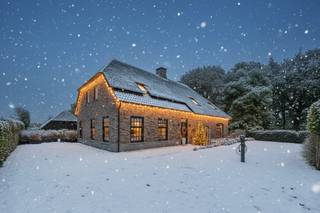 Deze instapklare en energiezuinige villa (EPC-A) uit 2016 bevindt zich op een uitzonderlijke kavel van circa 1.500 m² en biedt een bewoonbare oppervlakte van ongeveer 376 m². De woning beschikt over 4 tot 5 slaapkamers, 2 badkamers en een bijgebouw van circa 70 m². Ze is rustig en landelijk gelegen tussen Arendonk en Oud-Turnhout, midden in het groen en met vrij uitzicht aan de achterzijde. Ondanks de landelijke ligging bevindt de woning zich op fietsafstand van het centrum en in de onmiddellijke nabijheid van scholen, winkels en andere voorzieningen. Er is een vlotte verbinding naar de op- en afritten van E34 (Turnhout-Eindhoven).<br /><br />Gelijkvloers:<br />Via de inkomhal betreedt u enerzijds de moderne leefkeuken, anderzijds een praktische kantoorruimte – ideaal voor thuiswerk of zelfstandige activiteit. De volledig uitgeruste open keuken is een droom voor elke kookliefhebber, met onder andere een inbouwkoffiemachine, stoomoven, combi-oven, Quooker-kraan, Bora-kookplaat, vaatwasser, warmhoudladen en tal van ingemaakte kasten.<br /><br />Aansluitend bevindt zich de gezellige woonkamer, voorzien van een sfeervolle gashaard en een prachtig zicht op de tuin. De tuinkamer achteraan maakt het plaatje compleet: een zalige plek om te genieten van elk seizoen in een rustgevend kader.<br /><br />Op het gelijkvloers vindt u ook de master bedroom, met eigen dressing en een luxueuze badkamer uitgerust met een ligbad, inloopdouche, wastafel en toilet. Verder is er nog een ruime wasplaats/bijkeuken.<br /><br />Verdieping:<br />De eerste verdieping telt drie slaapkamers, waarvan één momenteel dienstdoet als polyvalente ruimte – eenvoudig op te splitsen in twee volwaardige kamers. Ruime 2de badkamer voorzien van een ligbad, douche, toilet en wastafel in meubel. Extra opbergruimte vindt u op de ruime bergzolder, bereikbaar via een vaste trap.<br /><br /><br />Buitenruimte:<br />De volledig omheinde tuin is prachtig aangelegd en straalt rust en privacy uit. Dankzij de automatische toegangspoort, beregeningsinstallatie en meerdere zonneterrassen, is deze tuin een echte meerwaarde. Hier geniet u op elk moment van de dag van zon of schaduw.<br /><br />Via het oprit langs de woning is het ruime bijgebouw (ca. 70 m²) te bereiken – perfect als hobbyruimte, atelier of garagegebouw. Dit luxe bijgebouw is voorzien van airco, een wastafel en een ruime bergzolder. De 16 zonnepanelen liggen discreet op het dak van dit gebouw.<br /><br />Extra troeven:<br />* Renovatie in 2024<br />* Vloerverwarming voor optimaal comfort<br />* 16 zonnepanelen – laadpaal aanwezig <br />* Airco’s <br />* Voorzien van professioneel alarmsysteem en camerabewaking<br />* Automatische toegangspoort<br />* Automatisch sproeisysteem <br />* Pareltje voor wie op zoek is naar luxe en ruimte in een landelijke en rustige omgeving, op een boogscheut van de Nederlandse grens