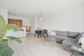 Ruim en instapklaar 1‑slaapkamerappartement (63 m²) met twee terrassen (10 m²) en prachtig duinzicht.<br />In de recent vernieuwde residentie Nereïden bevindt zich dit lichtrijke en uitzonderlijk ruime éénslaapkamerappartement, vlakbij het strand en de winkelstraat. Dankzij de ligging aan de achterzijde van het gebouw geniet je hier van een open zicht op de duinen — een zeldzame troef in Nieuwpoort.<br />Via de inkomhal, uitgerust met een grote vestiairekast en een apart gastentoilet met lavabo, kom je in de brede leefruimte met royale raampartijen. Het schuifraam geeft rechtstreeks toegang tot het eerste terras (5 m²), perfect voor ontbijt in de ochtendzon of een rustige leesplek. De zeer ruime slaapkamer biedt toegang tot een tweede terras (5 m²), opnieuw met het mooie duinzicht. De badkamer is uitgerust met een ligbad met douchevoorziening, een lavabo en praktische opbergmogelijkheden. <br />Het appartement beschikt bovendien over een privatieve berging op niveau -1 en een fietsenstalling. Bewoners kunnen gratis parkeren op de voorziene parkeerplaatsen voor het gebouw, waar nog een fietsenstalling aanwezig is. Dankzij de royale oppervlakte en de logische indeling is het perfect mogelijk om dit instapklare appartement om te vormen tot een tweeslaapkamerappartement.<br />KIJKDAG ZATERDAG 22/08/26 VAN 10U TOT 12U (inschrijven via residentievastgoed.be)<br />EPC: C (225 kwh/m²/jaar)