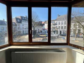 <p>Bent u op zoek naar een comfortabel appartement op een toplocatie? Dan is dit pareltje in het centrum van <span><span>Turnhout</span></span> precies wat u zoekt.</p>
<p>Gelegen vlak naast de <span><span>Grote Markt</span></span> woont u hier letterlijk op een steenworp van het bruisende stadsleven. De gezellige winkelstraat, tal van terrasjes en supermarkten bevinden zich om de hoek. Ook <span><span>Turnova</span></span> met zijn ruime parkeermogelijkheden ligt vlakbij. Daarnaast bereikt u te voet vlot het station, <span><span>de Warande</span></span> en het cultureel centrum. Hier woont u met werkelijk alles binnen handbereik.</p>
<p>Bij het betreden van het appartement komt u terecht in een aangename inkomhal die toegang geeft tot de verschillende ruimtes. De ruime en lichtrijke living vormt het hart van de woning en geniet dankzij de grote raampartijen van een overvloed aan natuurlijk licht, wat zorgt voor een open en warme sfeer. Aansluitend bevindt zich de volledig uitgeruste keuken, die voorzien is van alle nodige toestellen en voldoende werk- en opbergruimte biedt.</p>
<p>Verder beschikt het appartement over een moderne badkamer met een stijlvolle inloopdouche en een praktisch wasmeubel. De ruime slaapkamer biedt voldoende plaats voor een comfortabel tweepersoonsbed en extra kastruimte, en geeft bovendien directe toegang tot het achterliggende terras waar u in alle rust kan genieten van een moment buiten.</p>
<p>Dit energiezuinige en instapklare appartement is ideaal voor starters, alleenstaanden of als investering. Een unieke kans om te wonen in het centrum, met comfort en rust in uw eigen thuisbasis. Plan vandaag nog uw bezoek!</p>