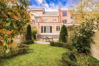 <p><span>Deze charmante, karaktervolle woning zit vol sfeervolle elementen en verrast door haar royale ruimte en uitzonderlijk goede staat van onderhoud, waardoor ze volledig instapklaar is.</span></p><p><span>Bij het binnenkomen word je meteen verwelkomd door een prachtige authentieke vloer, een echte blikvanger die meteen de warme ziel van deze woning onthult. De hoge plafonds en grote raampartijen laten het natuurlijke licht overvloedig binnenstromen, wat zorgt voor een luchtig en ruimtelijk gevoel in elke kamer.</span></p><p><span>Op het gelijkvloers kom je binnen in een ruime inkomhal. Aansluitend vind je een praktische berging die dienst doet als wasplaats. De leefruimte bestaat uit een gezellige zithoek, een uitnodigende eetplaats en een open leefkeuken met extra eetruimte en een ingebouwde bureelhoek. De kwalitatieve, perfect onderhouden keuken biedt een heerlijk zicht op de tuin, waardoor koken een bijzonder aangename ervaring wordt.</span></p><p><span>Op de 1e verdieping bevinden zich een royale master bedroom met dressing, een handige berging, een tweede slaapkamer en een verzorgde badkamer uitgerust met zowel douche als ligbad.</span></p><p><span>De volledig ingerichte 2de verdieping biedt nog eens 3 extra slaapkamers en een 2de badkamer ideaal voor een groot gezin, gasten of hobbyruimtes.</span></p><p><span>De gezellige stadstuin met terras vormt een knusse plek om heerlijk tot rust te komen. Daarnaast is er de mogelijkheid om een garagebox in de buurt te huren, wat extra comfort biedt voor het parkeren van een wagen of het stallen van fietsen.</span></p><p><span>De rustige ligging vlak bij het centrum, gecombineerd met de authentieke materialen en het unieke karakter van deze woning met een ziel, maken dit een buitenkans die je niet wil missen.</span></p>