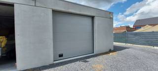 Deze nieuwbouw loods van 45m² is gelegen in het centrum van Houthulst.Aparte teller voor elektriciteit aanwezig. Regenwaterput per loods...