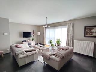 Ruim gelijkvloers appartement met 2 slaapkamers, midden in het centrum van Hulshout. Indeling: leefruimte met open keuken, berging, apart...