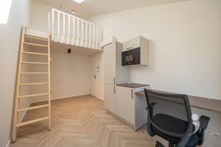 <p><span>Ontdek deze moderne studentenkamer in een kwalitatief vernieuwbouwproject, gelegen aan de Justus Lipsiusstraat in het hart van Leuven. Het gebouw werd grondig vernieuwd met duurzame materialen en afgewerkt met oog voor kwaliteit en comfort. </span></p><p><span>De kamer bevindt zich op de eerste verdieping en beschikt over een praktische mezzanine die de ruimte optimaal benut. Ze is uitgerust met een energiezuinige lucht-luchtwarmtepomp, die zowel voor verwarming in de winter als voor verkoeling in de zomer zorgt. De kamer wordt volledig bemeubeld verkocht en beschikt over een boxspring (140x200), bureau met stoel, ingebouwde kleerkast, gordijnen en een praktisch ontbijtblok met magnetron en koelkast. Daarnaast beschikt de kamer over eigen sanitair wat bijdraagt aan het comfort en de privacy.</span></p><p><span>In het gebouw bevindt zich een kwalitatief uitgeruste gemeenschappelijke keuken, voorzien van moderne toestellen waaronder een vaatwasser voor extra comfort. Deze gemeenschappelijke ruimte biedt studenten alle comfort om uitgebreid te koken en gezellig samen te eten. </span></p><p><span>Dankzij de centrale ligging bevinden campussen, winkels en horecazaken zich op wandelafstand. Dit maakt deze studentenkamer niet alleen een praktische uitvalsbasis voor studenten, maar ook een interessante investeringsopportuniteit.</span></p><p><span>Bovendien wordt de kamer gedurende drie jaar professioneel beheerd door het Team Rentmeester van Immo Livit. Deze dienstverlening is inbegrepen in de vraagprijs, waardoor u kunt investeren met extra gemoedsrust.</span></p><p><span>De foto's zijn afkomstig van referentiepanden en dienen ter illustratie van de afwerkingsgraad en de sfeer.</span></p><p><span>Oplevering voorzien begin 2027. </span></p><p><span>Interesse in een kwalitatieve studentenkamer op een top locatie? Contacteer ons via 016 15 31 15 of <span>info@immolivit.be</span></span><span>.</span></p><p><span> </span></p>