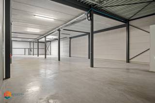 Op een goede locatie te Sint-Katelijne-Waver bevindt zich dit ruim magazijn van 625 m², met aangrenzend een gemeenschappelijke kitchenette. U...