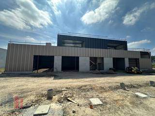 Nieuwbouw <strong>KMO-unit</strong> te koop met een oppervlakte van <strong>249 m²</strong> met <strong>130 m² casco kantoorruimte</strong> en 4 privatieve parkeerplaatsen.<br />De loods maakt deel uit van <strong>“Apollo”</strong>, een gloednieuw KMO-project bestaande uit diverse multifunctionele units vanaf 175 m² tot 720 m² (samenvoegbaar), waaronder enkele met kantoorverdieping (fase 2). Deze ontwikkeling ligt op <strong>minder dan 2 km</strong> van het op- en afrittencomplex van de <strong>E17 te Waregem</strong> – een absolute <strong>toplocatie</strong> voor ondernemers die belang hechten aan bereikbaarheid in een bedrijvige regio.<br /><br />De <strong>casco magazijnruimtes</strong> (brandklasse C) zijn opgebouwd uit een duurzame staalstructuur met geïsoleerde sandwichpanelen met afwerkingspaneel. Ze beschikken over een <strong>vrije hoogte van 6 meter</strong>, wat zorgt voor een optimaal gebruik van de ruimte. Elke unit is standaard uitgerust met een <strong>automatische sectionale poort</strong> (4 m B x 4,2 m H) met aparte toegangsdeur en bovenlicht, een lichtstraat met geïntegreerde RWA-koepel en een slijtvaste <strong>polybetonvloer </strong>(1T/m²). Tevens beschikt elke unit over een individuele regenwaterput van 15.000L.<br /><br />De <strong>casco kantoorruimte</strong> is gelegen op de <strong>1ste verdieping</strong> en is voorzien van een gemeenschappelijke <strong>trappenhal met lift</strong>. De grote raampartijen zorgen voor veel natuurlijk lichtinval en zorgen voor een aangenaam werkklimaat.<br /><br />Per unit zijn <strong>minstens twee privatieve parkeerplaatsen voorzien</strong> (niet inbegrepen in de verkoopprijs). De loodsen zijn ideaal voor uiteenlopende doeleinden zoals atelier, opslag en distributie met kantoor en/of showroom.<br /><br />De middelenverbintenis met betrekking tot de oplevering van blok 1 is gepland voor het <strong>vierde kwartaal van 2026</strong>. Grijp nu je kans en investeer in een toekomstgerichte werkomgeving op een toplocatie!<br /><br /><span><span>Contacteer <strong>PANORAMA B2B</strong> voor bijkomende (technische) inlichtingen, plannen of een vrijblijvend <strong>plaatsbezoek 056 222 256.</strong></span></span>