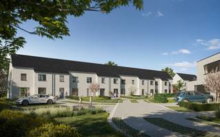 Dichtbij het centrum van Lokeren, ter hoogte van de Vondelstraat, wordt een nieuwe, kindvriendelijke woonbuurt gerealiseerd. Deze gesloten en halfopen nieuwbouwwoningen combineren een groene, rustige woonomgeving met alle stadse gemakken zoals openbaar vervoer, winkels en scholen in de directe omgeving.<br />De woningen worden traditioneel gebouwd met hoogwaardige materialen en energiezuinige technieken, met optimaal wooncomfort als resultaat.<br /><br /><strong>Elke woning beschikt over:</strong>
<ul>
<li>Een lichtrijke leefruimte met open keuken;</li>
<li>3 ruime slaapkamers;</li>
<li>Badkamer met bad en douche;</li>
<li>Ruime bergruimte/wasplaats;</li>
<li>Praktische zolderruimte.</li>
</ul>
<strong>De woning bevindt zich momenteel in de laatste fase van afwerking en is binnenkort volledig woonklaar.</strong> Geen lange wachttijden of bouwzorgen: je koopt een nieuwe, energiezuinige woning die op korte termijn klaar is om haar eerste bewoners te verwelkomen. Dankzij de uitstekende ligging en duurzame visie is deze woning zowel geschikt als vaste woonplaats als interessante investering. Voor investeerders zoeken we bovendien gratis de eerste huurder, wat zorgt voor extra zekerheid en gemak.<br /><br />De ligging scoort een Mobiscore van 8,2/10. Scholen, winkels, openbaar vervoer en het stadscentrum bevinden zich op wandel- of fietsafstand. Ook het op- en afrittencomplex van de E17 en natuurgebied De Hagemeersen liggen vlakbij. Ontdek deze bijna woonklare woning in Lokeren en contacteer ons vrijblijvend voor meer informatie of een bezoek.