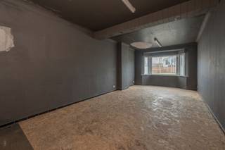Op een gunstige ligging nabij het centrum bevindt zich deze te renoveren halfopen woning op een perceel van 442 m². Met een bewoonbare oppervlakte van 172 m² biedt deze eigendom een uitstekende opportuniteit voor wie op zoek is naar een renovatieproject.<br /><br />De woning beschikt over een ruime en lichtrijke leefruimte, keuken, badkamer en drie slaapkamers, waarvan twee volwaardige en één kleinere kamer die perfect kan dienen als bureel of kinderkamer.<br /><br />De zuidgerichte tuin van 228 m² vormt een absolute troef en biedt tal van mogelijkheden om een aangename buitenruimte te creëren.<br /><br />Dankzij de centrale ligging bevinden winkels, scholen en andere voorzieningen zich op korte afstand, wat deze woning bijzonder interessant maakt voor gezinnen of investeerders.<br /><br />Een eigendom met karakter en mogelijkheden, klaar om naar eigen smaak en stijl te worden gerenoveerd.<br /><br />Renovatieplicht van toepassing.<br /><br />Voor meer informatie of een vrijblijvend bezoek contacteer Mitch 0470 13 14 00.