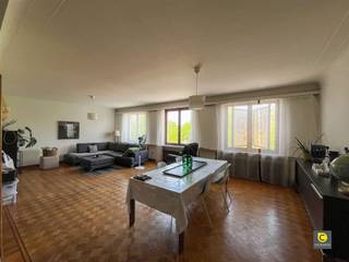 RUIM 2-SLAAPKAMERAPPARTEMENT OP CENTRALE LIGGING!DIT LICHTRIJKE APPARTEMENT OP DE DERDE VERDIEPING VAN EEN KLEINSCHALIG GEBOUW MET LIFT COMBINEERT...