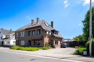 In Bilzen bevindt zich deze uitzonderlijk ruime woning met een bewoonbare oppervlakte van ca. 300 m², gelegen op een perceel van ca. 14 are. De eigendom ligt op wandelafstand van het centrum, winkels, scholen en horeca, met een vlotte verbinding naar omliggende gemeenten en invalswegen. Rustig wonen en toch centraal: hier geniet u van het beste van beide werelden.<br /><br />De woning onderscheidt zich door haar doordachte indeling en royale volumes. Ze beschikt over zeven volwaardige slaapkamers, waarvan vijf kamers zijn uitgerust met een eigen badkamer en toilet. Dit zorgt voor een bijzonder hoog comfortniveau en veel privacy binnen het gezin. De twee overige slaapkamers kunnen perfect dienst doen als kinderkamer, bureau, hobbyruimte of extra logeerkamer.<br /><br />Dankzij deze indeling is de woning bovendien uitermate geschikt voor vrije beroepers zoals artsen, therapeuten, consultants of andere zelfstandigen die wonen en werken willen combineren. De aanwezigheid van meerdere kamers met privatief sanitair biedt tal van mogelijkheden voor praktijk- of consultatieruimtes, met behoud van een duidelijke scheiding tussen privé en professioneel gebruik.<br /><br />De leefruimtes zijn ruim en lichtrijk opgevat, met voldoende plaats voor een comfortabele zithoek en een grote eettafel. Daarnaast beschikt de woning over een aparte wellnessruimte met sauna en jacuzzi, wat een extra dimensie van ontspanning toevoegt aan het geheel.<br />Ook buiten overtuigt deze eigendom. De ruime tuin op het perceel van ca. 14 are vormt een aangename en groene omgeving met een mooie zwemvijver, waar u in alle rust kan genieten tijdens de zomermaanden. Op het perceel zijn bovendien 4 à 5 autostaanplaatsen voorzien, wat zowel voor een groot gezin als voor een professionele activiteit bijzonder praktisch is.<br /><br />Op energetisch vlak is de woning uitgerust met 36 zonnepanelen, wat bijdraagt aan een lagere energiefactuur en een toekomstgerichte investering vormt.<br /><br />Het is een veelzijdige en ruime eigendom, perfect voor een groot gezi