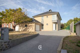 Dit pand neemt deel aan de CENTURY 21 Discovery Days op 10 oktober. Meer informatie via het kantoor. Op zoek naar een ruime, perfect onderhouden woning met een moderne uitstraling, veel lichtinval én een mooie tuin ? EPC B , asbestveilig ! Deze verzorgde villa biedt maar liefst 4 slaapkamers, ruime leefvertrekken, een grote gekoppelde garage en is gelegen op een prachtig perceel van 12a78ca. Via de ruime en lichtrijke inkomhal komt u in de aangename leefruimtes. De living van 41 m² staat rechtstreeks in verbinding met de volledig ingerichte keuken van 17 m². Dankzij de grote raampartijen en de rechtstreekse toegang vanuit zowel de living als de keuken geniet u volop van het zicht en de verbinding met de tuin. De gelijkvl verdieping omvat verder een praktische wasplaats, toilet en een ruime L-vormige garage, ideaal voor wagen, fietsen en extra bergruimte. Op de verdieping bevinden zich 4 volwaardige slaapkamers, een badkamer en een apart toilet. De nachthal biedt bovendien de mogelijkheid om een open bureauruimte te creëren, ideaal voor thuiswerk of als studeerplek. De geïsoleerde zolder zorgt voor extra, praktische stockageruimte. Deze villa is een uitstekende combinatie van ruimte, comfort, onderhoudsgemak en een aangename buitenomgeving. Kortom, deze woning biedt ruimte voor het hele gezin ! Er zijn ook Zonnepanelen met groenestroomcertificaten tot 2031. Station in de nabije omgeving, Lagere school en winkels op ca. 2 a 3 km, Goede verbinding naar Brussel, Halle, Edingen en Ninove. Een bezoek is zeker de moeite waard