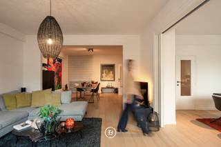 JOURNÉE DE VISITE SAMEDI 28/03 - Veuillez confirmer votre présence.<br /><br />Cet appartement soigneusement rénové et de qualité, d'une superficie habitable d'environ 170 m², est situé sur la Kortrijksesteenweg, dans un emplacement central et facilement accessible. L'appartement est à distance de marche de la gare de Gand-Saint-Pierre et du parc de la Citadelle, et à courte distance du centre-ville et des axes routiers importants.<br /><br />Disposition : spacieux hall d'entrée avec vestiaire, toilettes invités et un débarras séparé. Le salon lumineux se poursuit naturellement dans la salle à manger et un coin bureau spacieux. Grâce à une porte coulissante, le salon et la salle à manger peuvent être entièrement séparés si désiré. La cuisine moderne est équipée de tous les appareils nécessaires et donne accès à une petite terrasse. En outre, l'appartement compte deux chambres à coucher complètes, dont une chambre principale avec salle de bains attenante comprenant un double lavabo, une baignoire et des toilettes. Dans le couloir de nuit, il y a également une pièce supplémentaire (idéale comme chambre d'enfant ou dressing) et une buanderie pratique.<br /><br />La combinaison d'espaces ouverts et lumineux et d'une disposition fonctionnelle crée une expérience de vie agréable et confortable.<br /><br />L'appartement est accompagné d'une cave spacieuse. Un garage fermé peut être acheté en option pour 39 000 €.