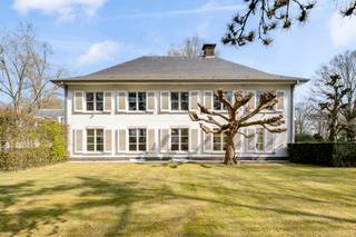 Unieke villa met 5 slk en prachtige grond van ca. 19.007 m² te Lier/Koningshooikt.<br /><br />Algemeen:<br />- Riante, kwalitatief gebouwde villa (ca. 647 m²)<br />- Uniek aangelegde en volgroeide parktuin van 19.007 m²<br />- Indien gewenst kan er nog 15.575 m² aanpalende grond (weiland) bij aangekocht worden<br />- Directe nabijheid van scholen, openbaar vervoer, winkels,...<br />- Woning beschikt over aparte vleugel met leefruimte, keuken, slk, badk en toilet<br />- Deels onderkelderd<br />- Privé tennisveld met bijgebouw (voorzien van sanitair, lounge en bar)<br />- Verschillende garages en extra parkeerplaatsen op het perceel<br />- Open haard in leefruimte<br />- Aparte bibliotheek/bureau<br />- Grote zolder dewelke nog mogelijkheden biedt<br />- Renovatieverplichting (EPC label E)<br /><br />Voor de indeling van deze ruime villa kan u op onze website terecht om de grondplannen te bekijken.