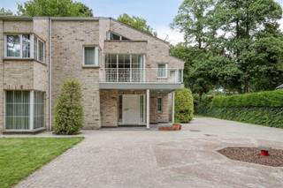<p><span>Zeer ruime moderne villa in villapark De List Schoten</span><span><br />Op een prachtig perceel van </span><span>1.835 m²</span><span> in de exclusieve wijk </span><span>De List</span><span> vind je deze imposante villa (BJ 1992) met een bewoonbare oppervlakte van maar liefst </span><span>547 m²</span><span>. Een woning die ruimte, comfort en een rustige ligging combineert, en toch vlak bij winkels, openbaar vervoer en de belangrijkste invalswegen.</span></p><p><span>Indeling:</span><span><br />Op het gelijkvloers een royale inkom met vestiaire, een </span><span>lichte leef- en eetruimte (71 m²)</span><span> met aparte bergplaats, een volledig ingerichte keuken met bijkeuken, douchekamer en gastentoilet. Verder een </span><span>dubbele inpandige garage</span><span> met extra berging.</span></p><p><span>De eerste verdieping telt </span><span>vier ruime slaapkamers (2x 15m², 2x 29 m²)</span><span>, telkens met eigen badkamer. Daarnaast een tv-kamer, wasplaats en extra bergruimte.</span></p><p><span>Op de tweede verdieping bevinden zich nog </span><span>twee slaapkamers </span><span>en een badkamer. Verder op deze verdieping 2 grote polyvalente ruimtes van 32m² en 15,5m², mogelijk om in te richten als fitness, hobby of speelkamer, ontspanningsruimte of leeskamer/bibliotheek, bureau/thuiswerkplek, logeer/gastenkamer, ...</span></p><p><span>De woning is </span><span>instapklaar</span><span>, energiezuinig (EPC B) en ideaal voor een groot gezin of wie ruimte nodig heeft voor hobbys, bureau of gasten. De tuin rondom biedt volop privacy en rust in een groene omgeving.</span></p><p><span>Interesse? Contacteer ons op 03 646 66 55 of info@sinjoor.be</span></p>