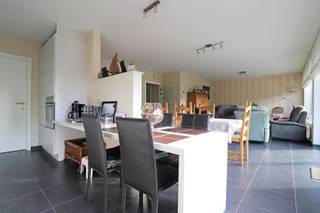 Lichtrijk appartement met 2 slaapkamers in hartje Lichtervelde.Het beschikt over een inkomhal, lichtrijke leefruimte, keuken (met alle toestellen...