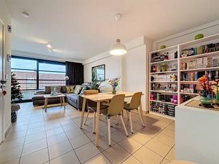 <p><span>Zeer goed onderhouden appartement in centrum Ieper</span></p><p><span>Het appartement omvat een inkomhal met apart toilet, gezellige woonkamer (40m²) met aansluitend terras en ingerichte keuken met berging.</span></p><p><span>Er is een slaapkamer met aansluitend de badkamer met dubbele lavabo, ligbad/douche en aansluiting voor een wasmachine.</span></p><p><span>Op het gelijkvloers is een gemeenschappelijk fietsenberging.</span></p><p><span>Syndickosten zijn reeds inbegrepen in de huurprijs.</span></p><p><span> </span></p><p><span> </span></p><p><span>Gelieve uw huurdersprofiel aan te maken ia onderstaande link: </span></p><p><span><span>https://clee.be/nl/app/kandidaat-stellen/0476526158/304e8c87-9dce-f011-8196-6045bda18f59</span></span><span> </span></p>